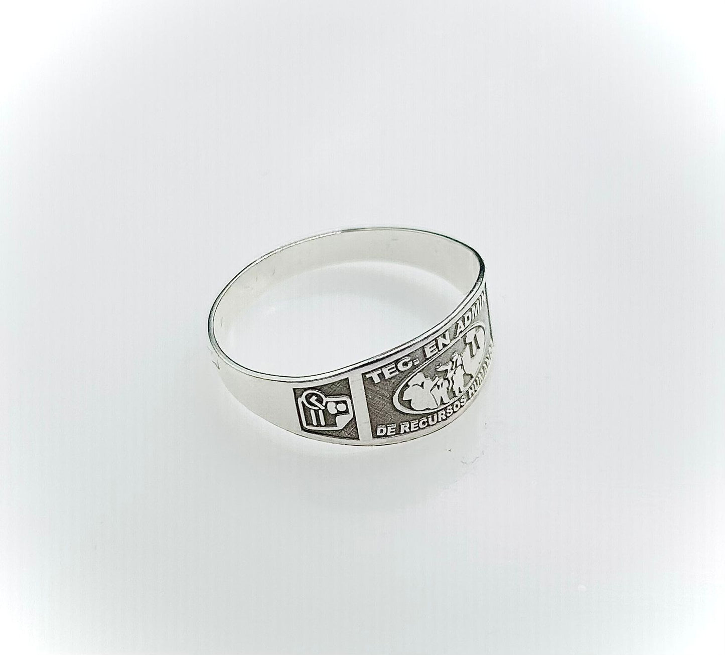 ANILLO DE GRADUACION DE PLATA "RECURSOS HUMANOS"