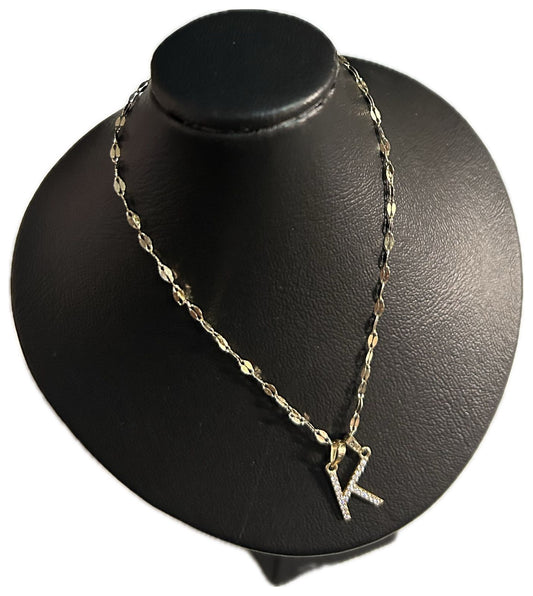 DIJE/PENDIENTE DE LETRA CON ZIRCONIA Y CADENA 10K "K"